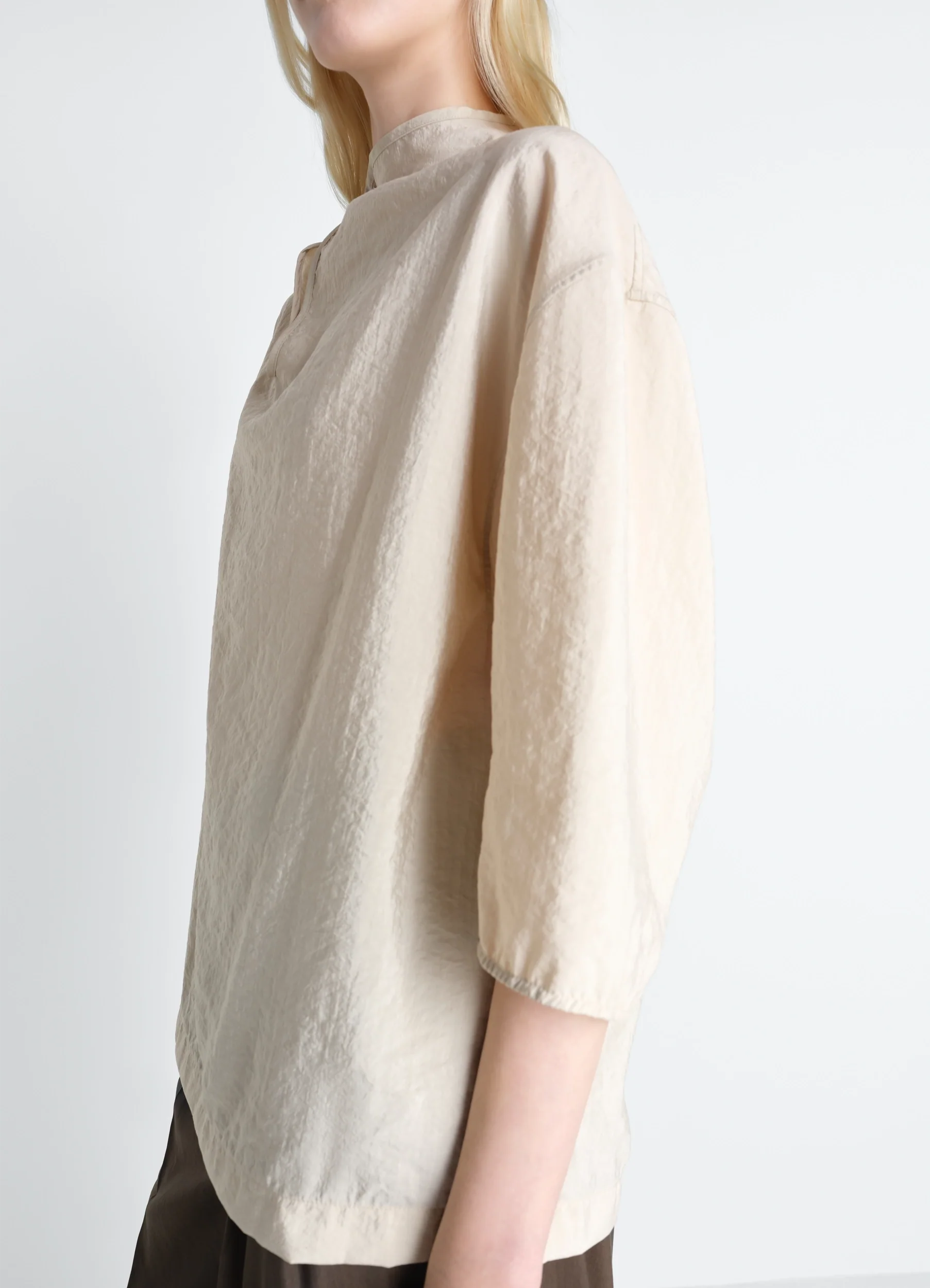 SOFT COLLAR TOP IN DRY SILK
