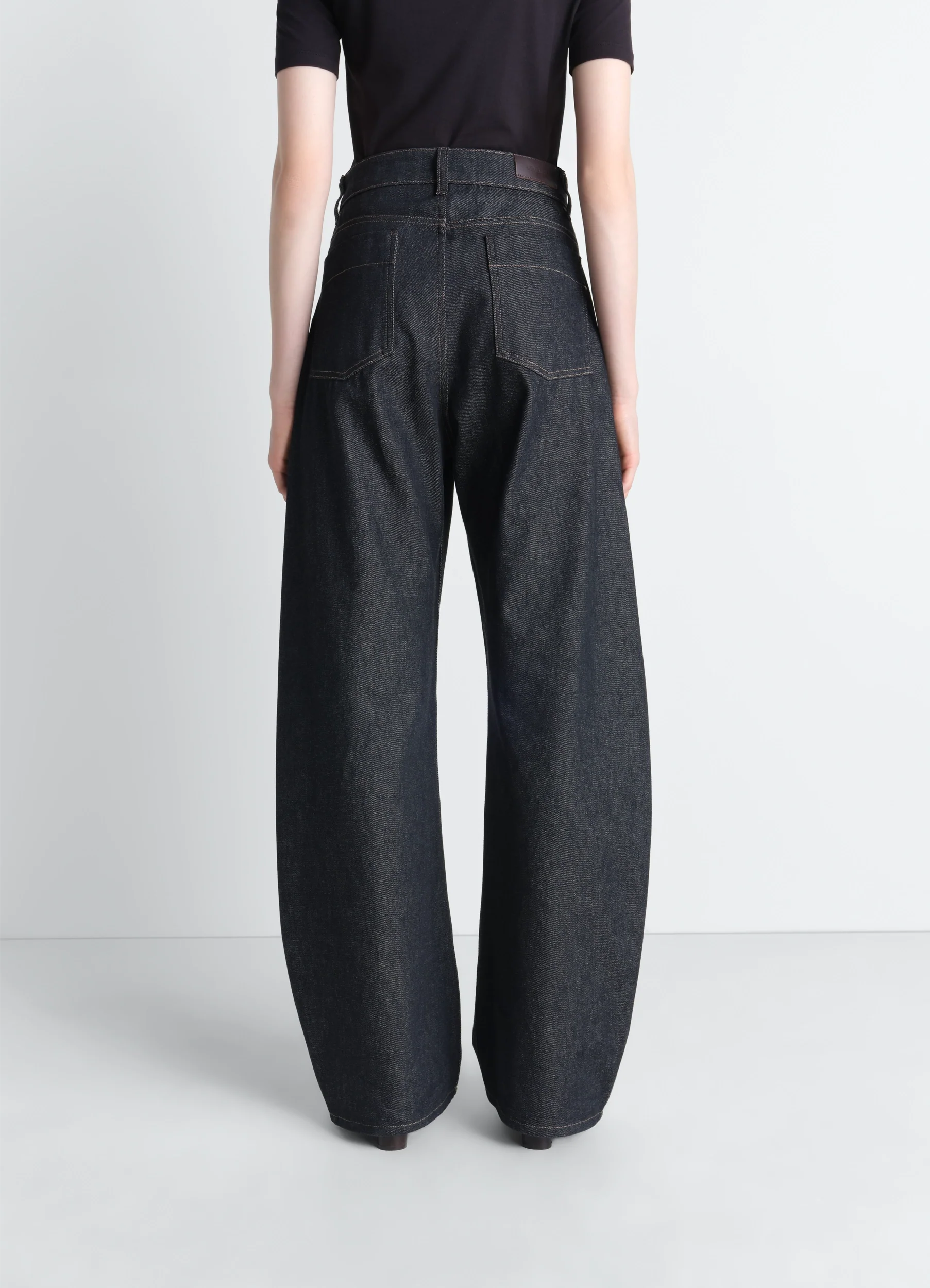 HIGH WAISTED CURVED PANTS IN DENIM