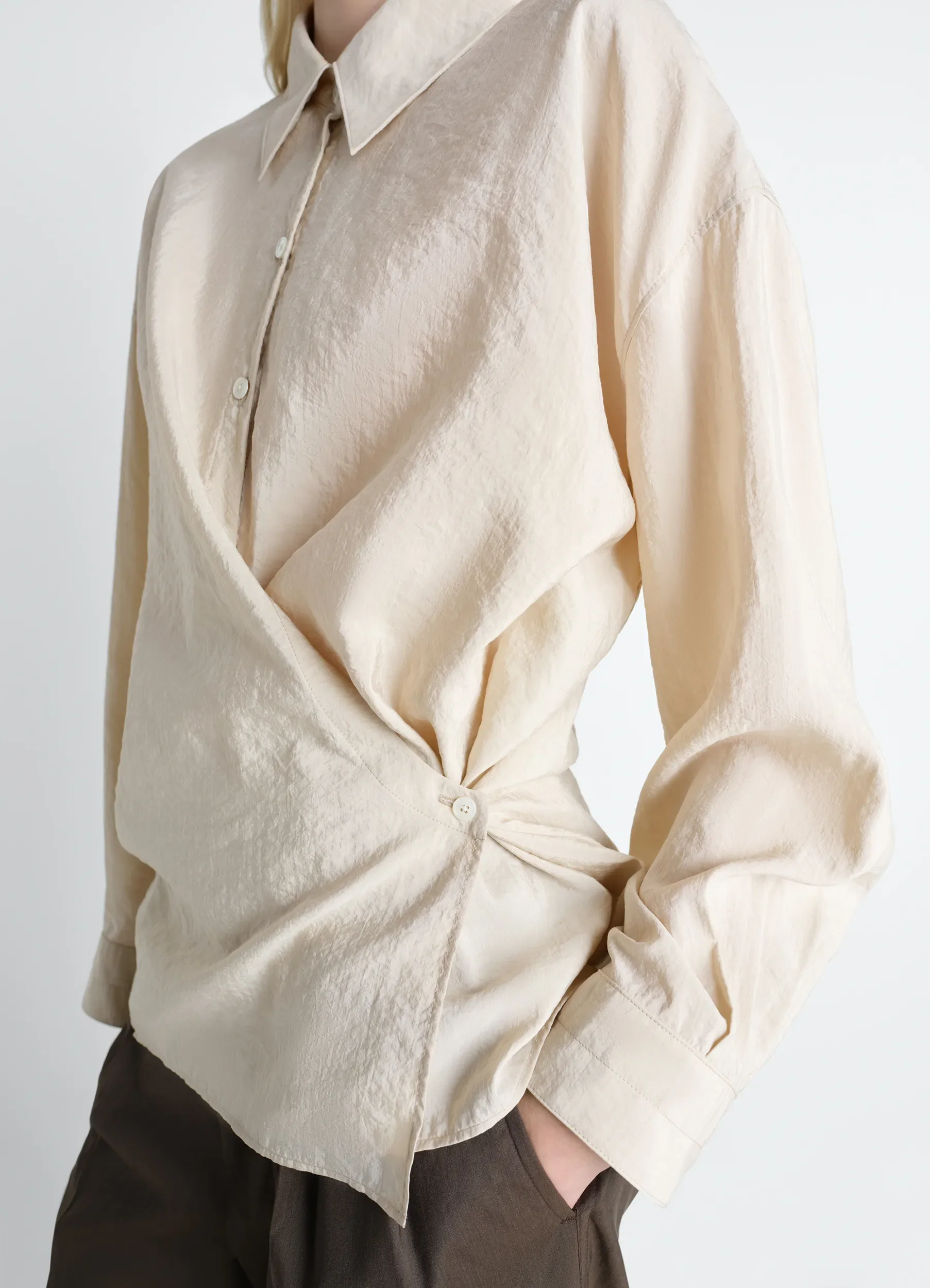 STRAIGHT COLLAR TWISTED SHIRT IN DRY SILK