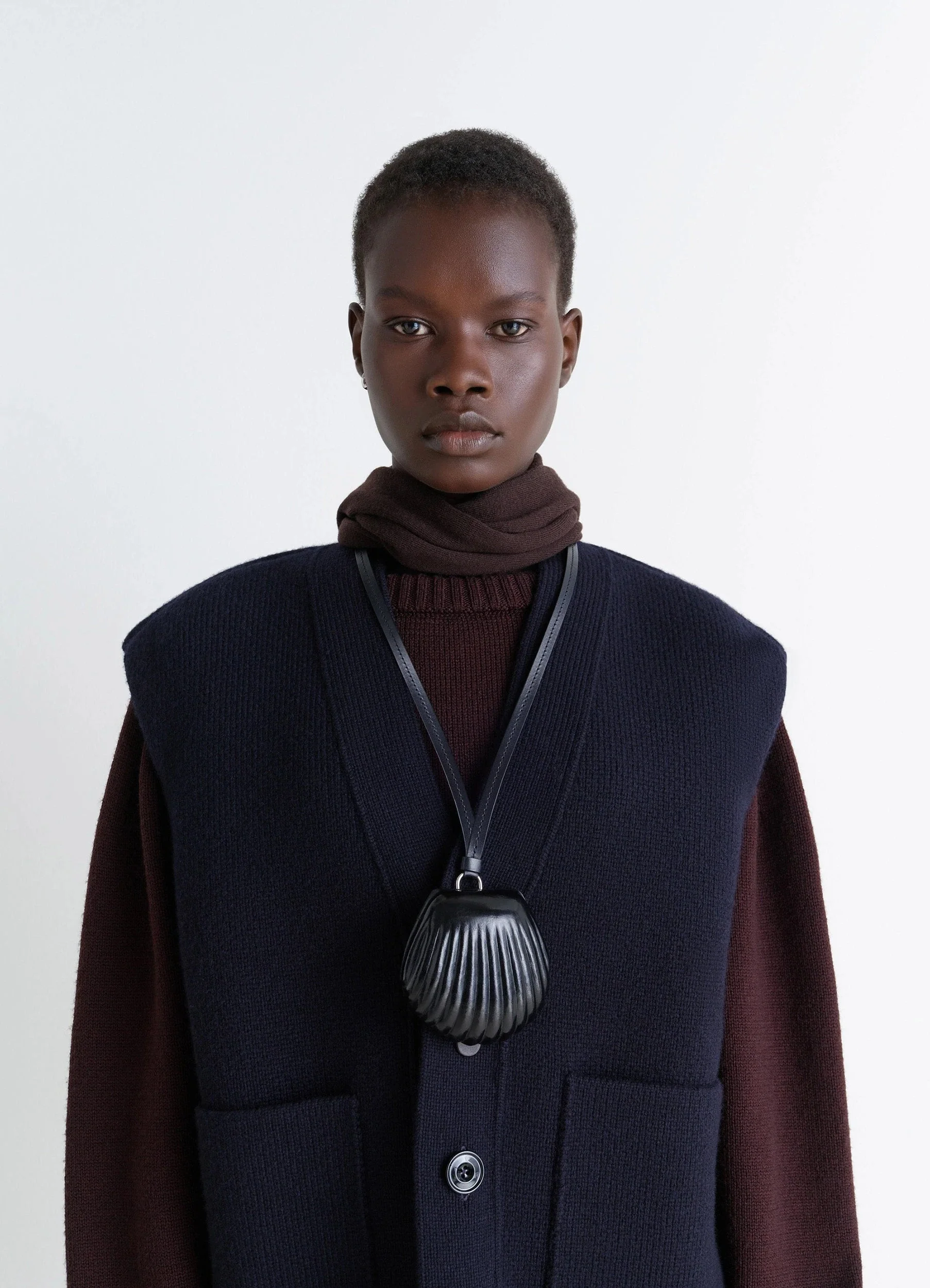 CARLOS SHELL COIN PURSE NECKLACE IN LEATHER