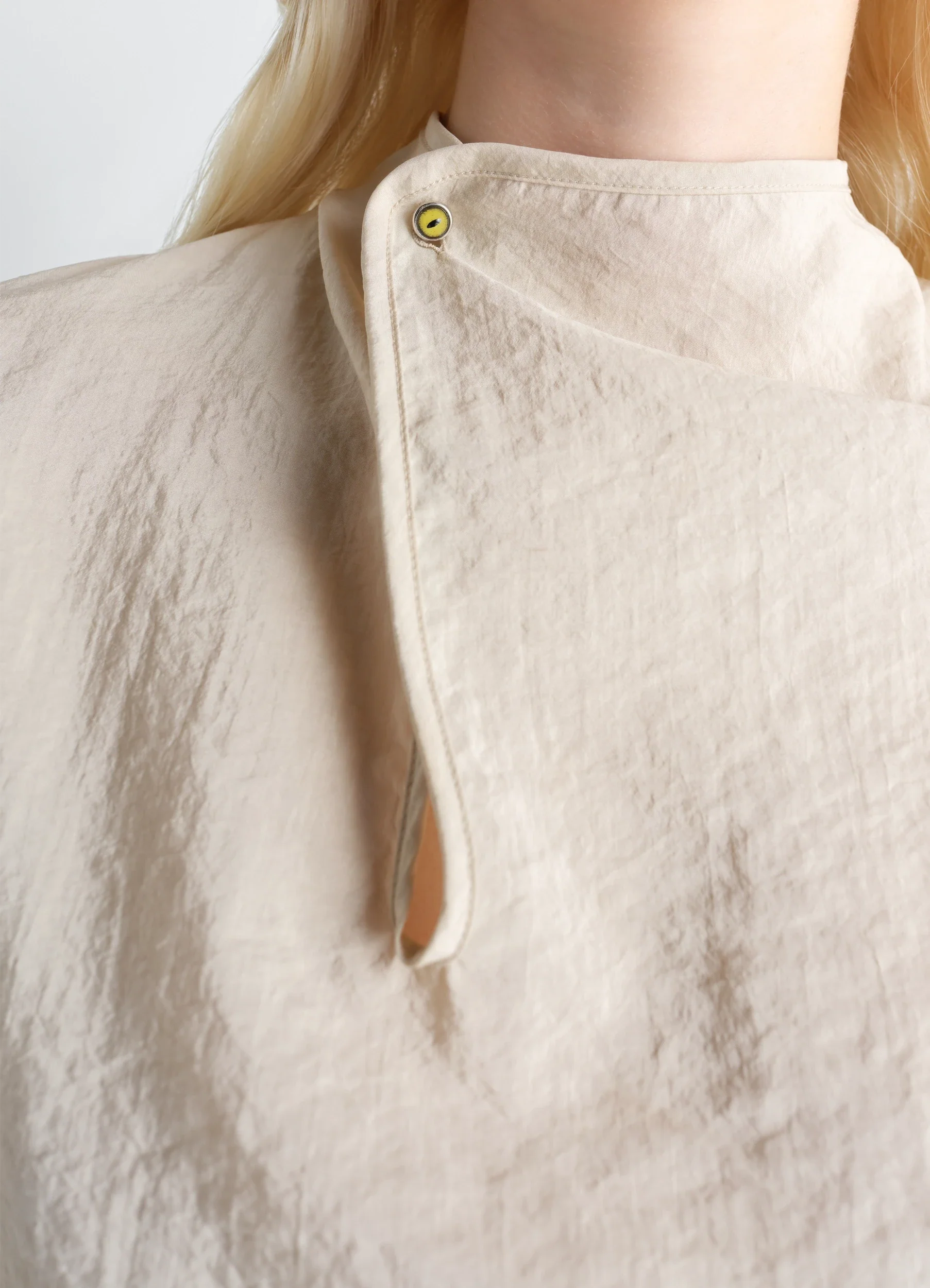 SOFT COLLAR TOP IN DRY SILK