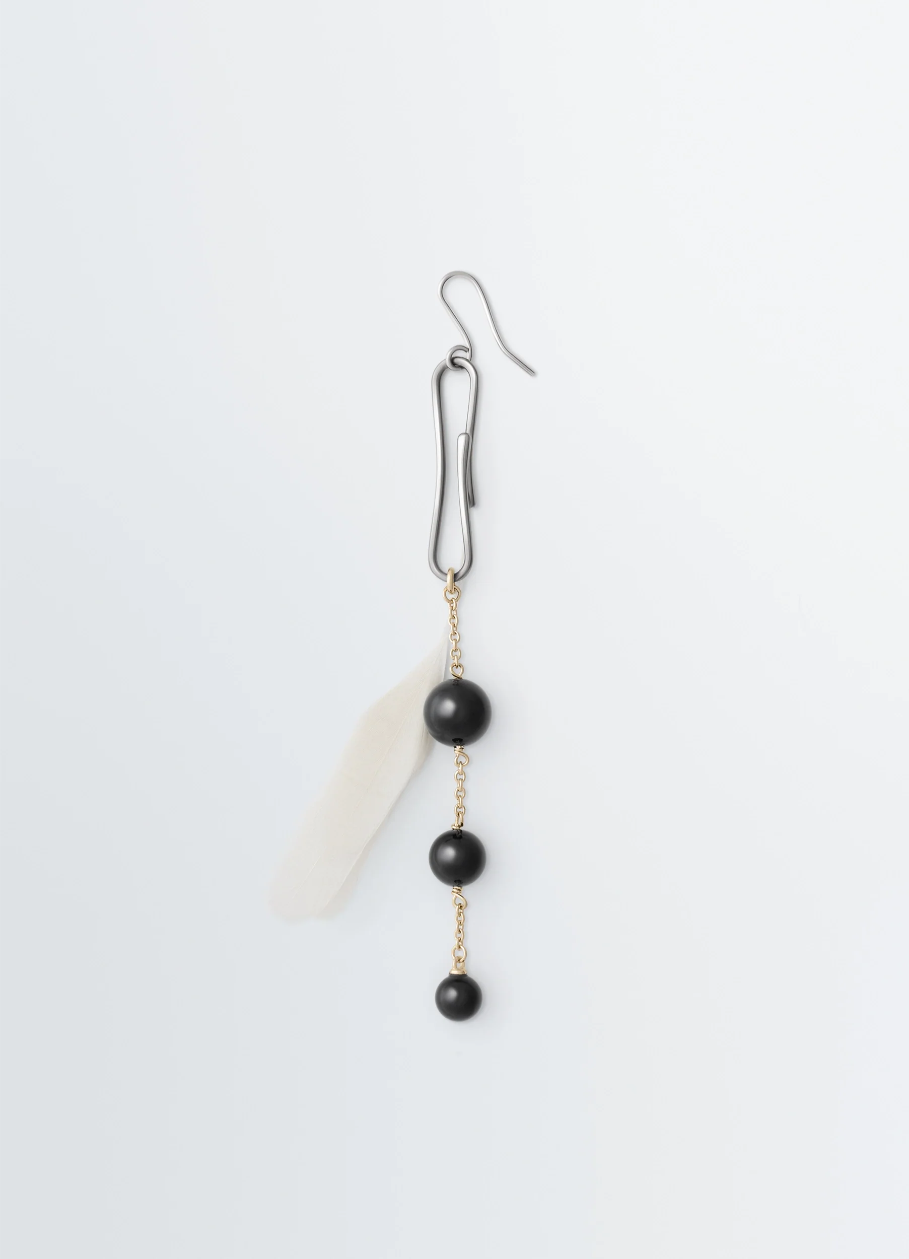 DOT EARRING WITH ONYX AND ROOSTER FEATHER