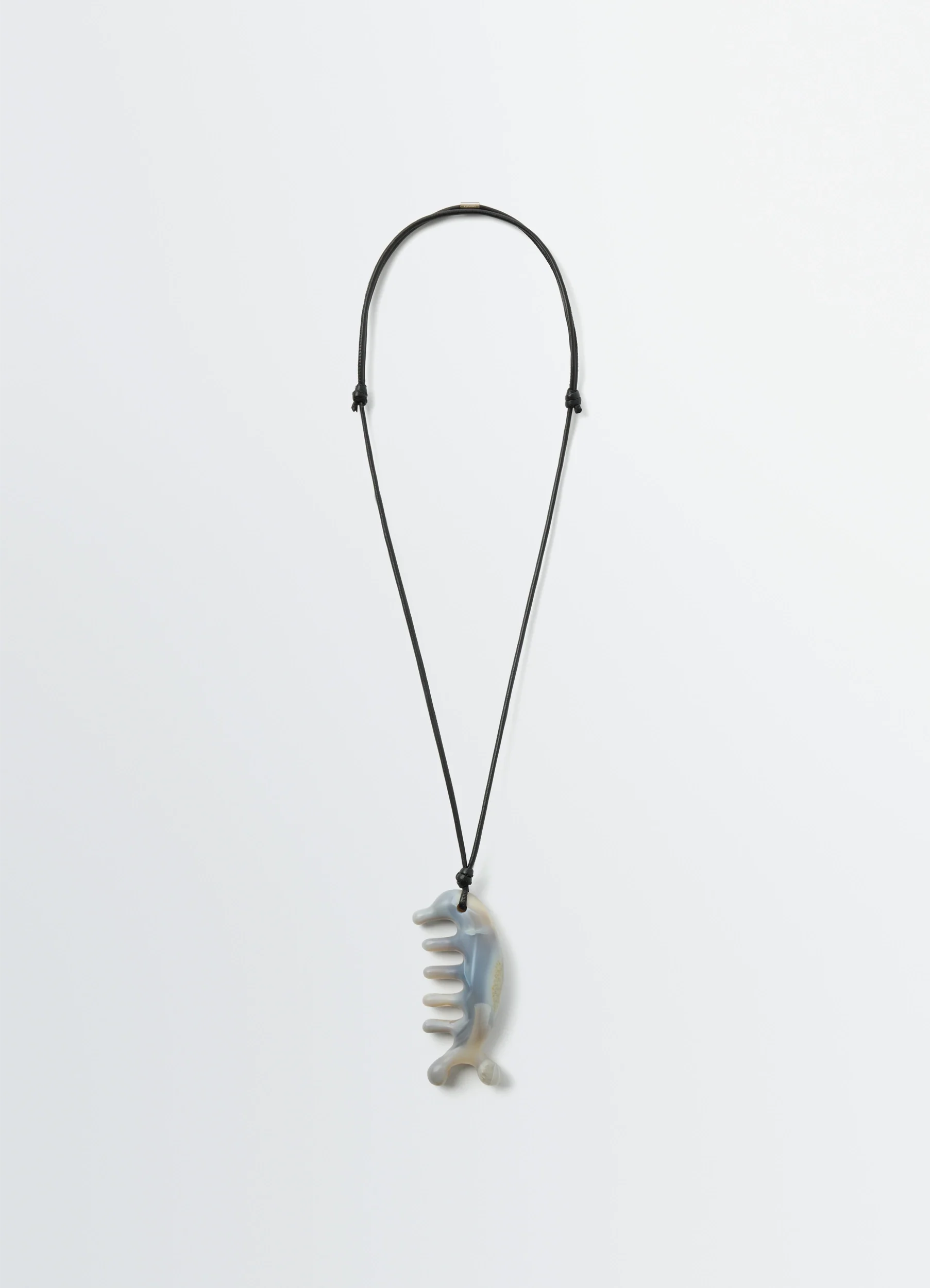 BELUGA GUA SHA NECKLACE IN AGATE