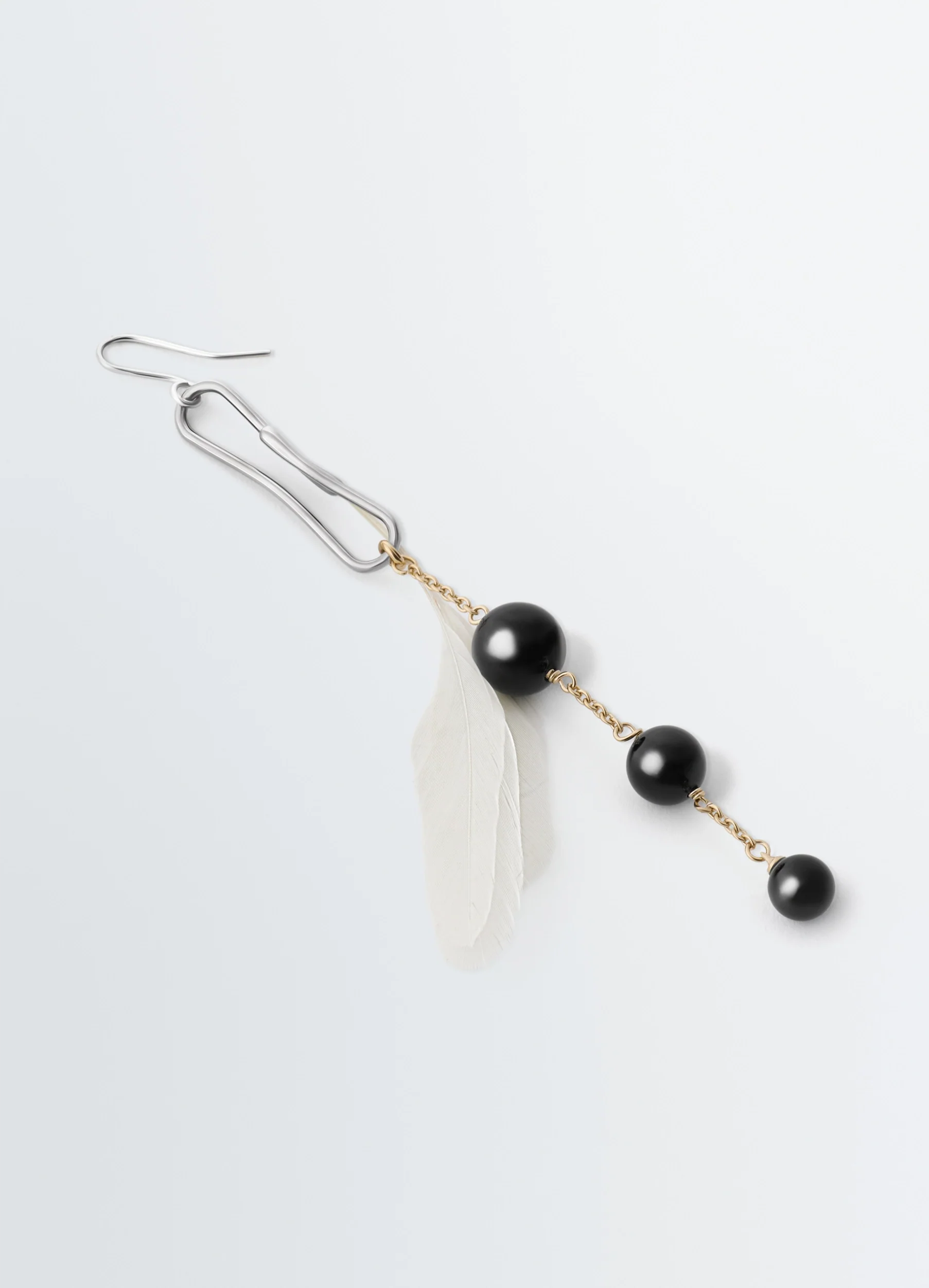 DOT EARRING WITH ONYX AND ROOSTER FEATHER