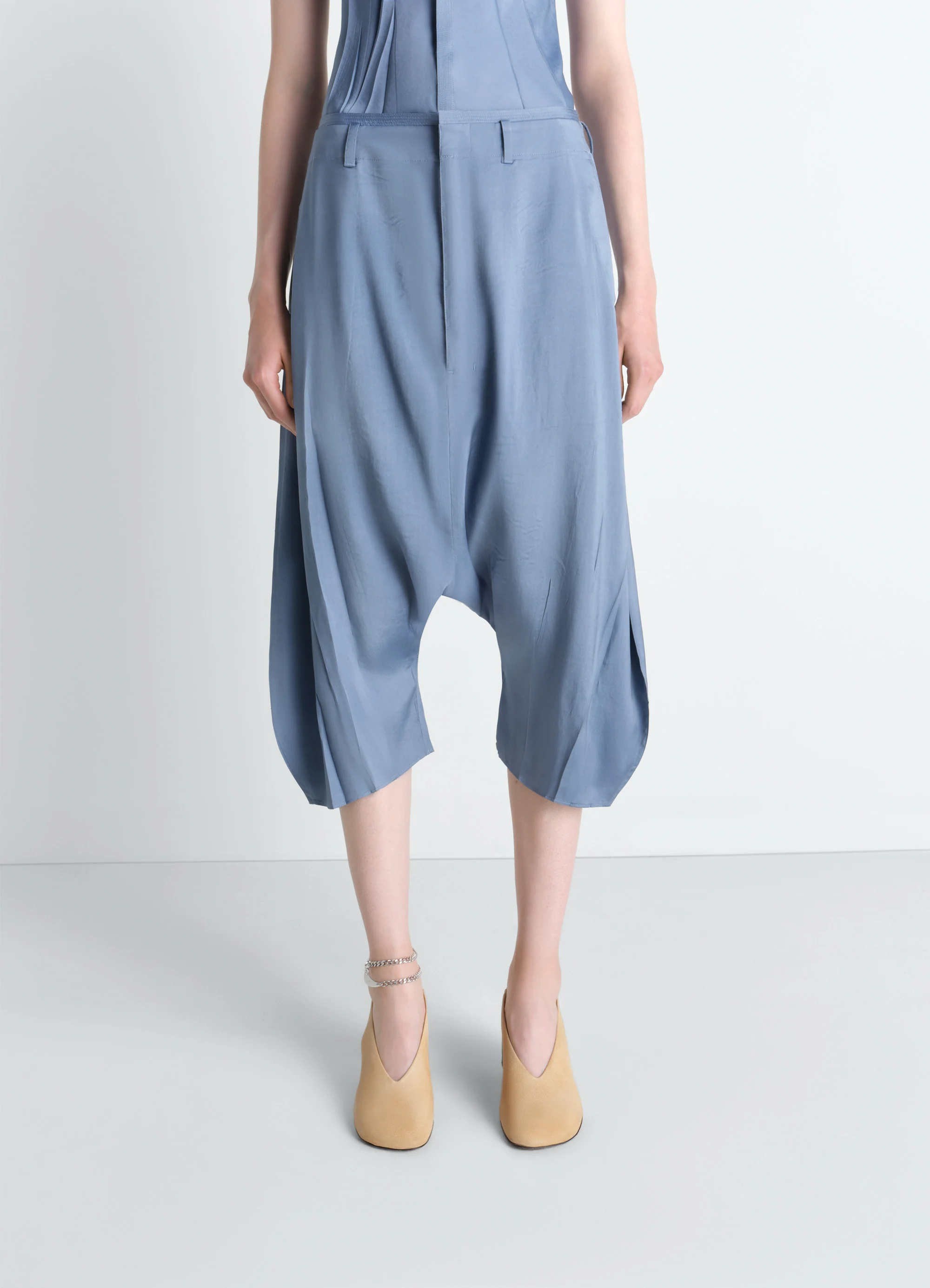 CREASED DROPPED CROTCH BERMUDAS IN POLY VISCOSE TWILL